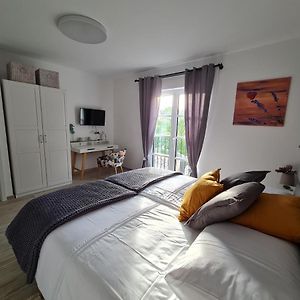 Zimmer mit Kingsize-Bett